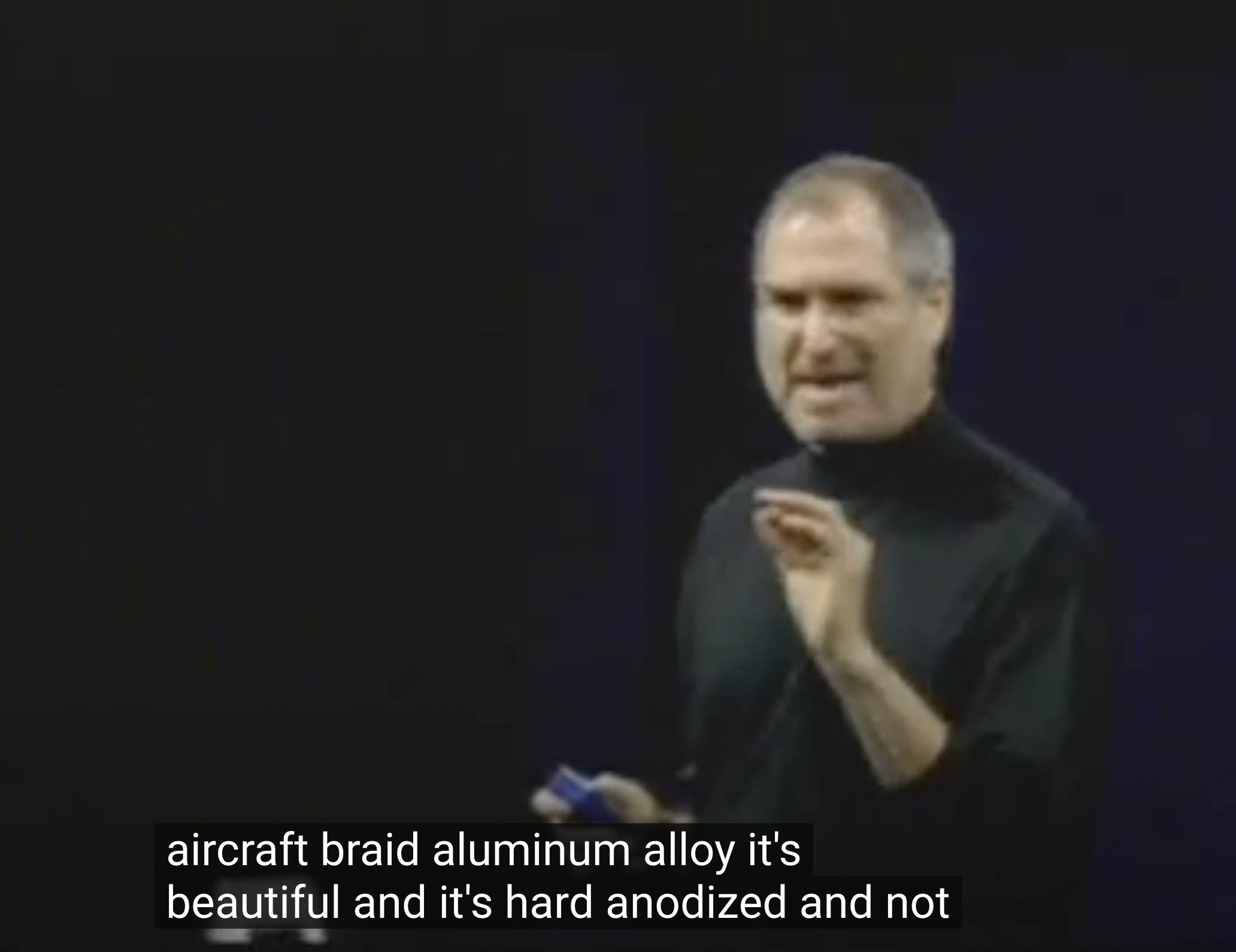 喬布斯在 2003 年發布新款 PowerBook 時的演講：aircraft grade aluminum, &mldr; hard anodized